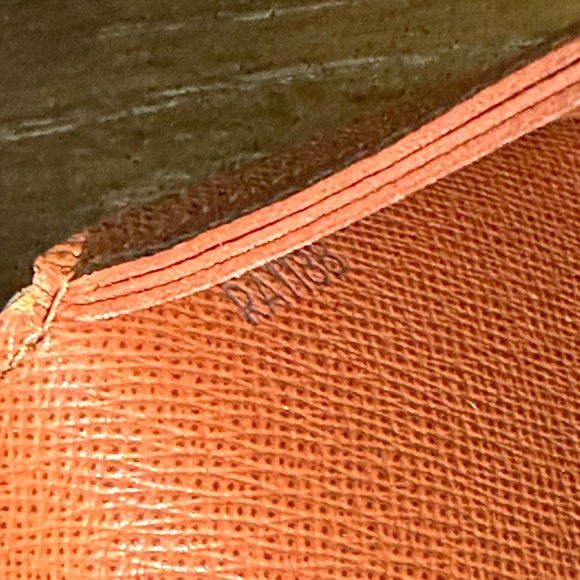 LOUIS VUITTON DESK AGENDA COVER - sold out & comes w/ disc rings and dashboards - Picture 6 of 8